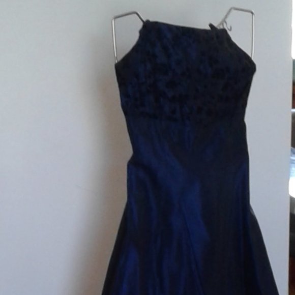 PROM/GRAD DRESS - Picture 3 of 11